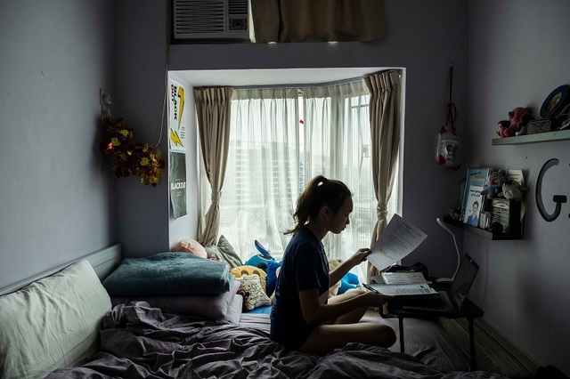 Chloe Lau, học sinh trung học tại Hong Kong, làm bài tập ở nhà ngày 4/3 (Ảnh: New York Times).