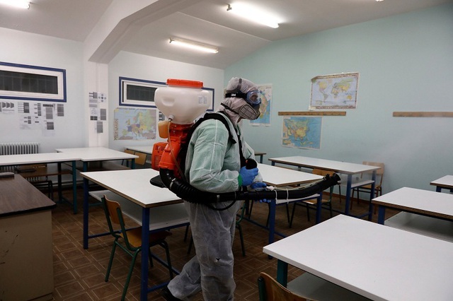 Phun thuốc khử trùng tại một trường học ở Athens, Hy Lạp (Ảnh: Associated Press).