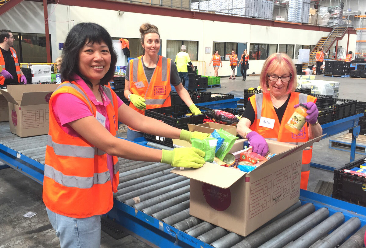 Tình nguyện viên đóng gói hàng cứu trợ ở Foodbank Victoria. Ảnh: Thoại Giang