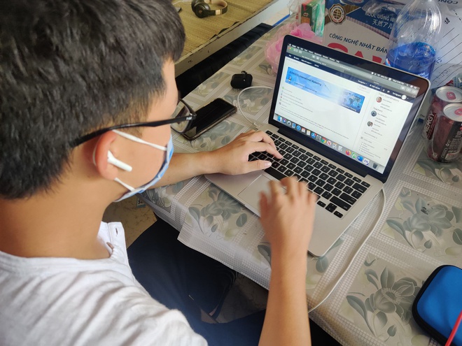 Phan Toàn nhờ sự trợ giúp từ các sinh viên từng ở ký túc xá để vào Wi-Fi, học qua mạng. Ảnh: NVCC.