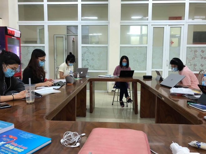 Phòng học online ở khu cách ly của Huyền và các bạn. Ảnh: NVCC.