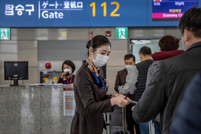 Nhân viên sân bay quốc tế Incheon, Hàn Quốc ngày 10/3. Ảnh: Getty.