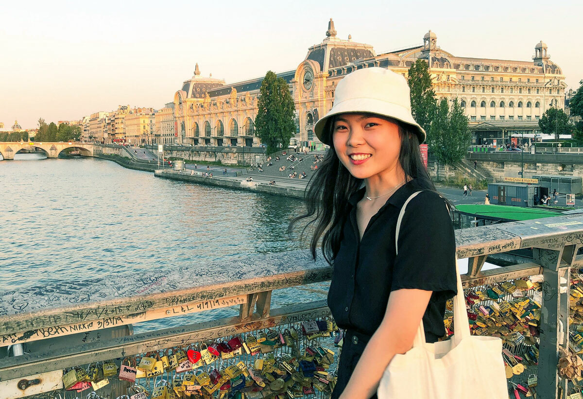 Nguyễn Thị Thanh Hương chụp ảnh tại cầu Léopold-Sédar-Senghor, thủ đô Paris. Ảnh: Nhân vật cung cấp. 