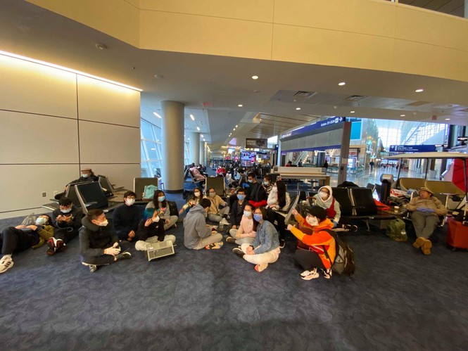 Nhóm du học sinh đang phải ở lại trong sân bay Dallas