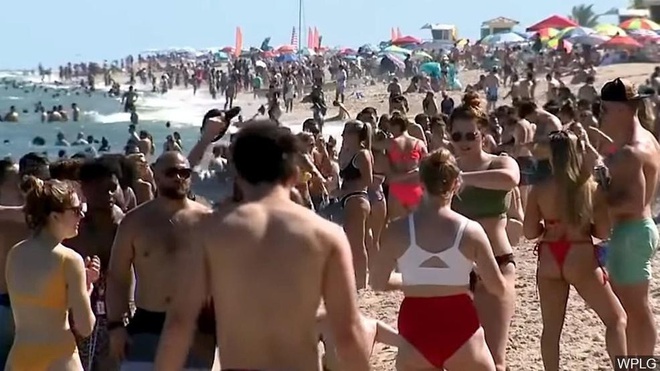 Mọi người đổ về bãi biển trong kỳ nghỉ mùa xuân ở Florida. Ảnh: WPLG.