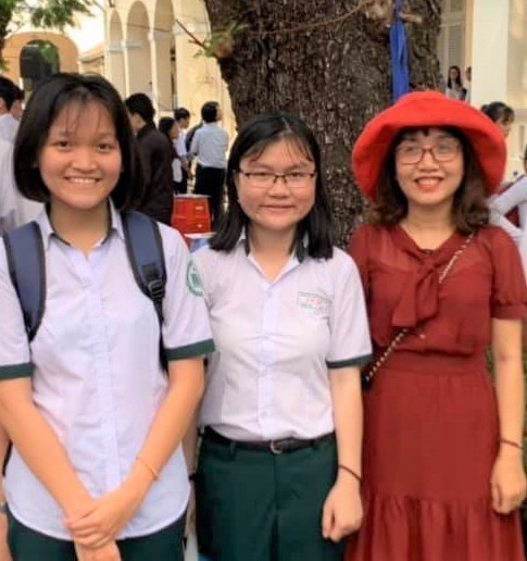 Nữ sinh Lê Mỹ Hiền (giữa) và cô giáo Nguyễn Kim Thư (bìa phải).