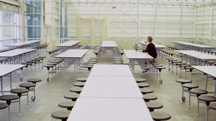 Ngày 10/3, Đại học Harvard thông báo chuyển sang học online và yêu cầu sinh viên rời khỏi ký túc xá. Ảnh: Vox.