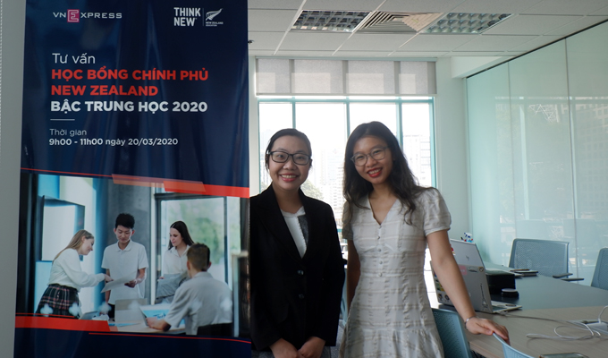 Từ trái qua: bà Bành Phạm Ngọc Vân, Giám đốc Thị trường Việt Nam, Cơ quan Giáo dục New Zealand và bà Ngô Thanh Tâm, Quản lý Chương trình, Cơ quan Giáo dục New Zealand tư vấn cho độc giả về Học bổng Chính phủ New Zealand bậc trung học 2020.