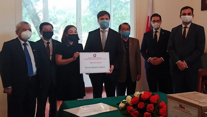 Đại sứ Ba Lan Wojciech Gerwel nhận quà tặng tượng trưng. (Nguồn: Đại sứ quán Ba Lan tại Hà Nội)