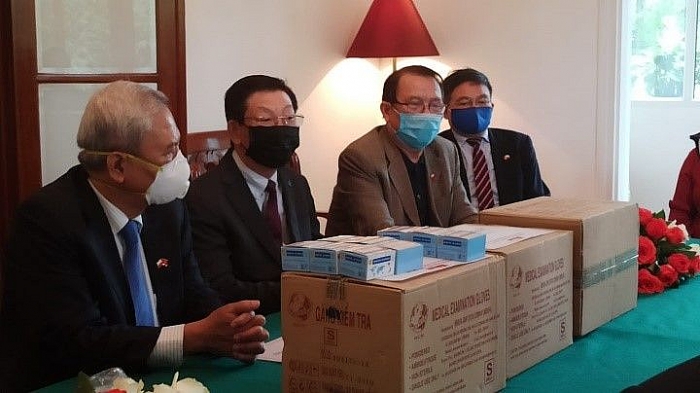 Đại diện cộng đồng người Việt trao tặng vật dụng y tế cho Ba Lan. (Nguồn: Đại sứ quán Ba Lan tại Hà Nội)