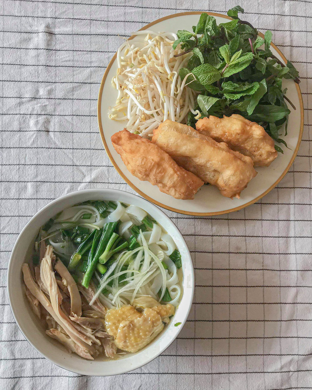 Trong thời gian tự cách ly, Đăng Thư cùng bạn mình làm những món ăn Việt Nam để "giết thời gian" và để đỡ nhớ nhà.