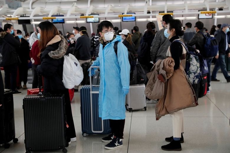 Hành khách Trung Quốc đợi làm thủ tục tại sân bay quốc tế JFK, New York, Mỹ ngày 13/3. Ảnh: Reuters.