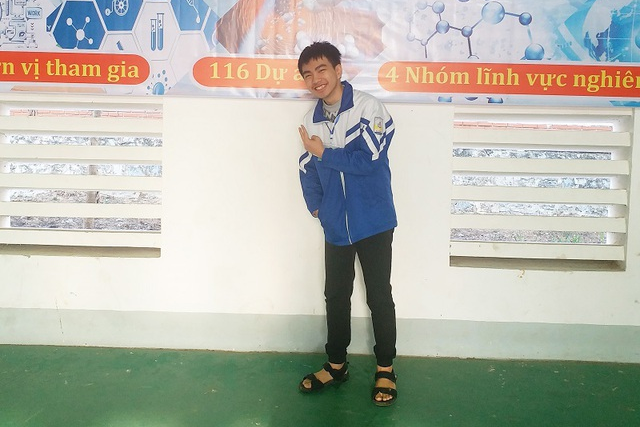 Sơn tham gia cuộc thi khoa học kỹ thuật cấp tỉnh dành cho học sinh THPT