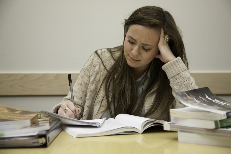 ssdh-sinh-vien-thi-cu-stress