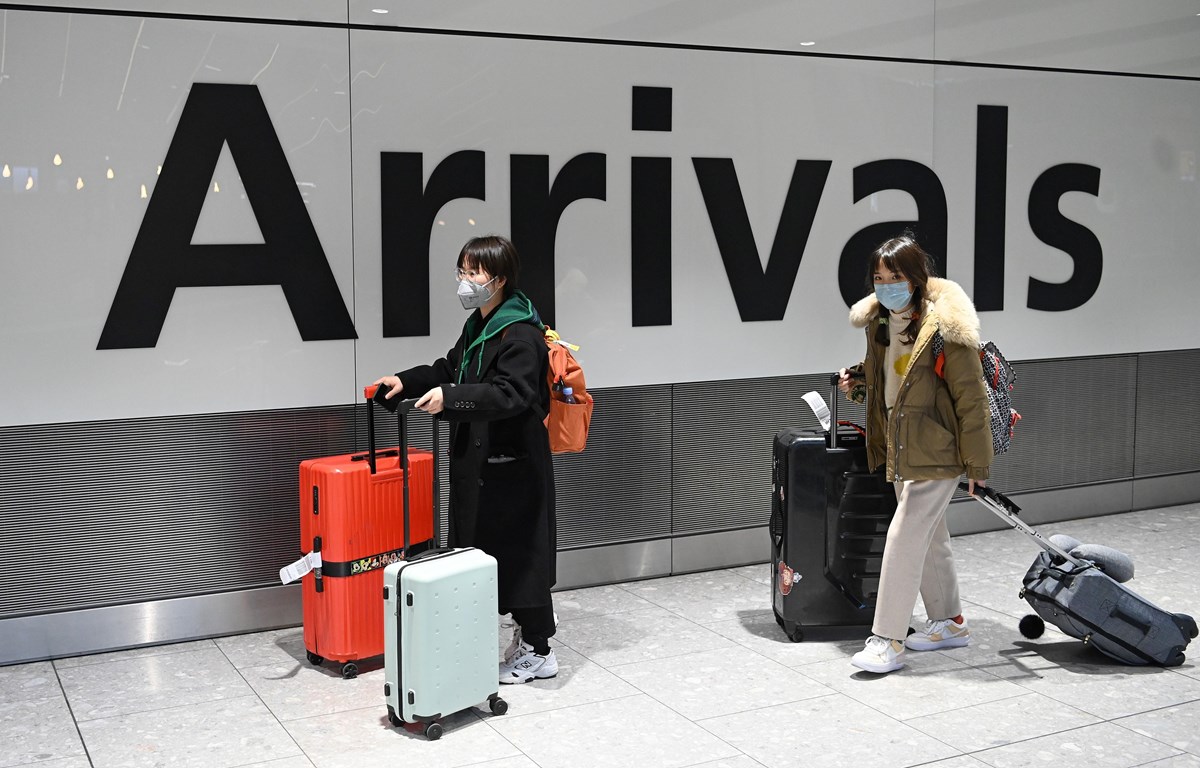 Hành khách đeo khẩu trang để phòng tránh lây nhiễm virus corona chủng mới gây dịch viêm phổi tại sân bay Heathrow, London, Anh, ngày 28/1/2020. (Ảnh: AFP/TTXVN)