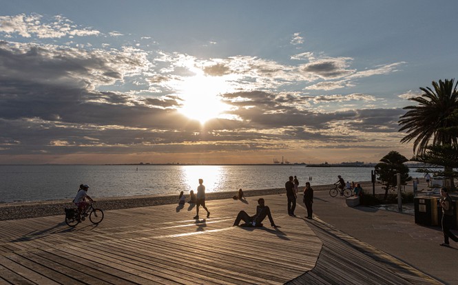 Nghỉ ngơi trên bãi biển St Kilda ở thành phố Melbourne, Australia ngày 28/3. Ảnh: Getty.