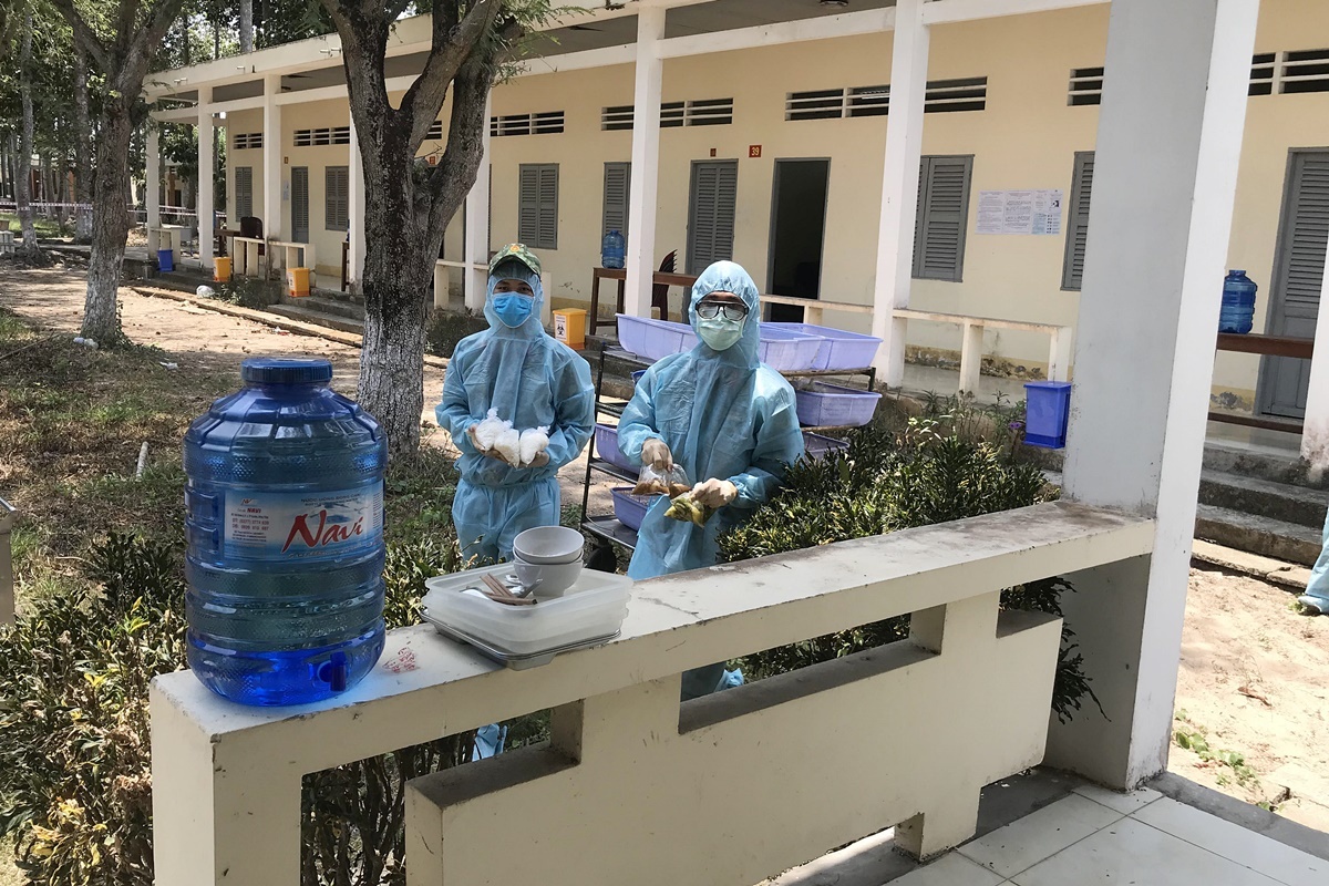 Trường quân sự thành phố Sa Đéc, tỉnh Đồng Tháp được sử dụng làm nơi cách ly 164 du học sinh trở về từ Anh. Ảnh: Vũ Ngân