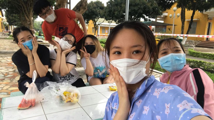 24h đầu tại khu cách ly, một nửa đội cùng đồng hành từ khi ... bị hủy chuyến ở sân bay Bangkok và về nơi cách ly. - Ảnh: FB nhân vật