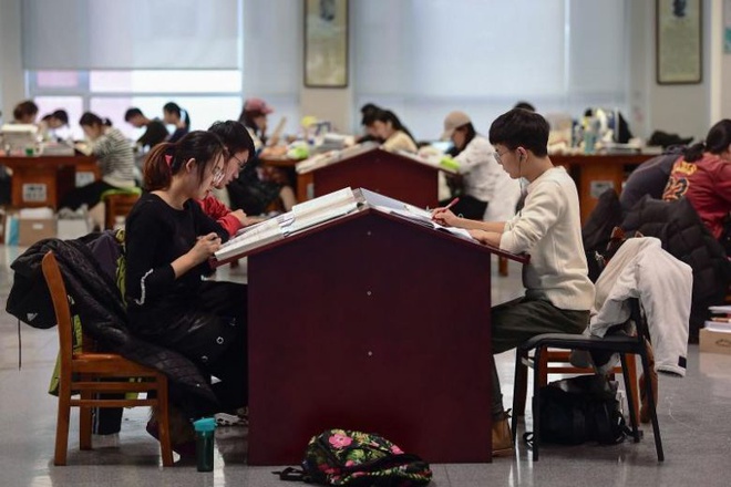 Thí sinh từ nhiều nước có thể không kịp làm hồ sơ ứng tuyển vào đại học Mỹ do kỳ thi SAT vào ngày 14/3 bị hủy bỏ. Ảnh: AP.