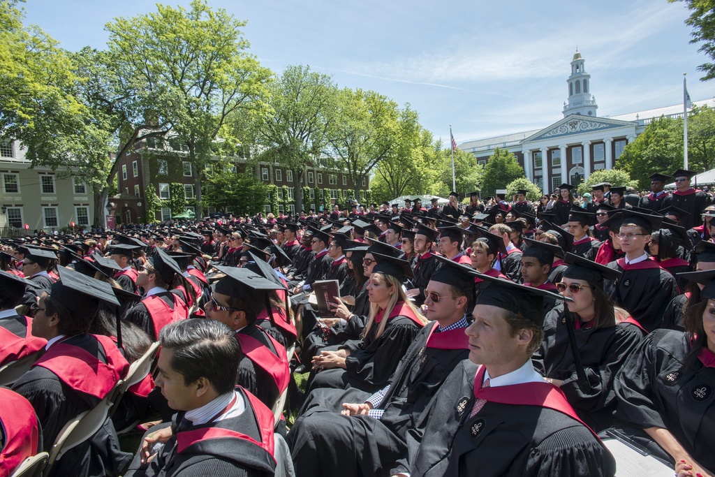 Harvard có nguồn vốn lớn, một phần nhờ các cựu sinh viên giàu có, nhưng trường không thể dùng tiền đó để hỗ trợ người học trong dịch Covid-19. Ảnh: Getty Images.