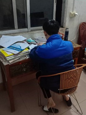 Một học sinh cuối cấp ở Hạ Châu tự học tại nhà. Ảnh: Handout