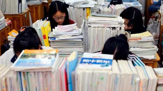 Hình ảnh học sinh sau khi tham gia kỳ thi đầu vào đại học năm 2013 ở một khu vực Trung Quốc. Ảnh:CNN