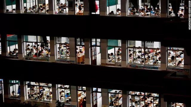 Để chuẩn bị cho kỳ thi đại học, hầu hết các học sinh Trung Quốc phải dành 14 tiếng học ở trường và về nhà muộn. Ảnh:CNN
