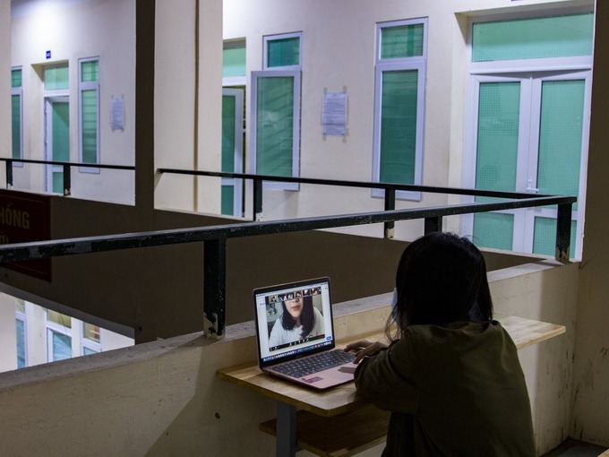 Thu, bạn cùng phòng với Phương Anh, học lớp online qua phần mềm Zoom vào ban đêm ở hành lang khu cách ly. Ảnh: Phương Anh.