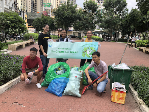 Hưng (ngoài cùng bên trái) trong một chiến dịch thu gom rác thải, bảo vệ môi trường.