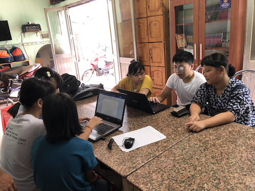 Hưng tham gia một buổi dạy tin học cho các em ở Mái ấm Ga Sài Gòn.