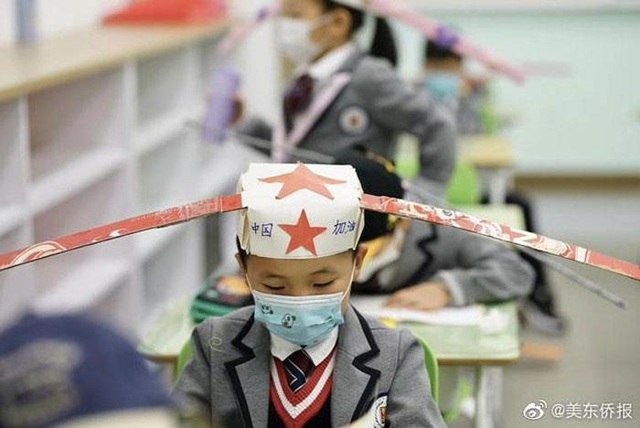 Mỗi chiếc mũ có hai chiếc tai dài 1m...