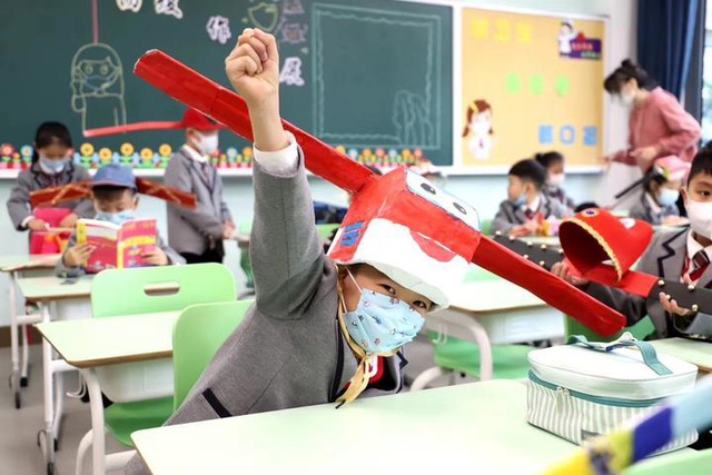 Học sinh hào hứng khi được đội chiếc mũ ngộ nghĩnh trong lớp học.