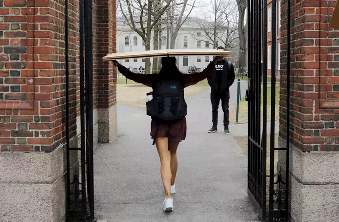 Sinh viên Đại học Harvard (Mỹ) dọn đồ khỏi ký túc xá hôm 10/3 do trường thông báo đóng cửa, chuyển sang học trực tuyến. Ảnh: Yahoo Finance.