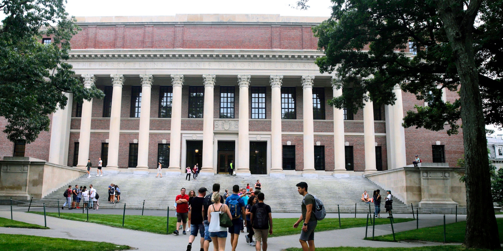 Nhiều chính trị gia gây sức ép, buộc Harvard từ chối khoản cứu trợ 8,6 triệu USD. Ảnh: AP.