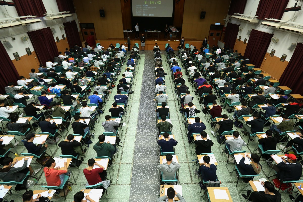 Khoảng cách sát nhau giữa các thí sinh thi DSE tại Hong Kong trước khi dịch COVID-19 xuất hiện. Ảnh: SCMP