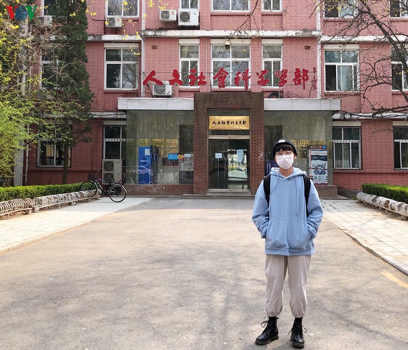 Nghiên cứu sinh Quang Hùng trong khuôn viên nhà trường ở Bắc Kinh, Trung Quốc.