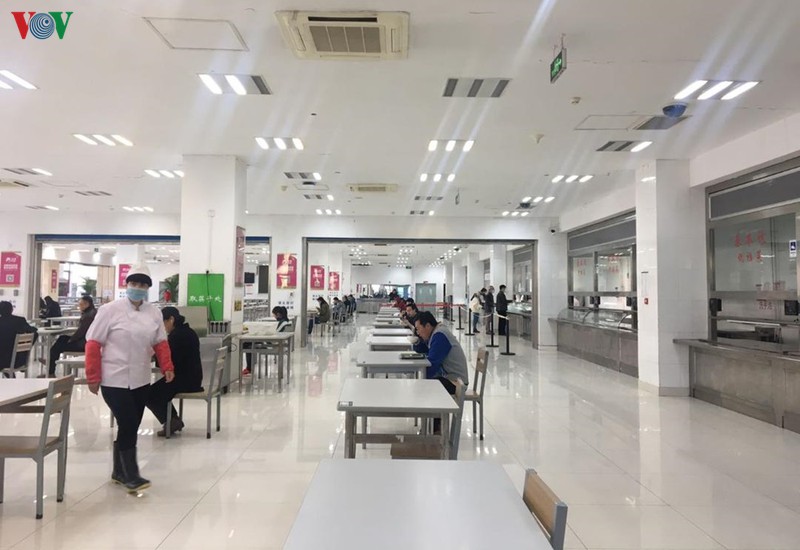 Nhà ăn trong trường của Quang Hùng thực hiện nghiêm quy định mỗi người một bàn.
