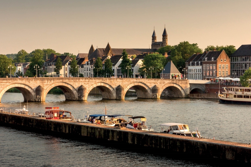 Cây cầu đá Sint Servaasbrug là một trong những di sản của Maastricht.