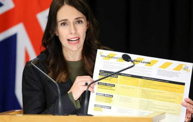 Thủ tướng New Zealand Jacinda Ardern đã có những chính sách rất quyết liệt trong cuộc chiến chống Covid-19 và tổ chức họp báo vào 13h hàng ngày để cập nhật tình hình. Ảnh: CNBC.
