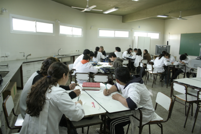 Trường học ở Argentina chỉ hoạt động bốn giờ một ngày. Ảnh: Willamette
