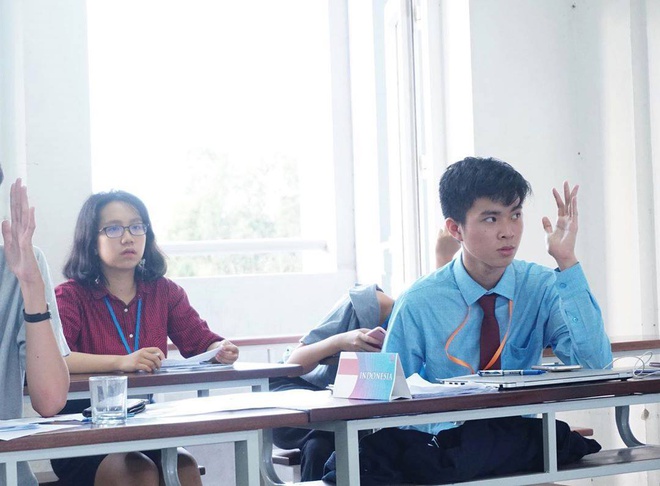 Ngoài giờ học, Trọng làm gia sư dạy IELTS, SAT và tiếng Anh thi đại học. Ảnh: NVCC.