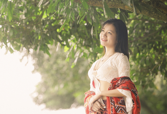 Cáp Thị Yến chụp ảnh kỷ niệm ở quê nhà sau khi kết thúc thời gian cách ly. Ảnh: Nhân vật cung cấp.