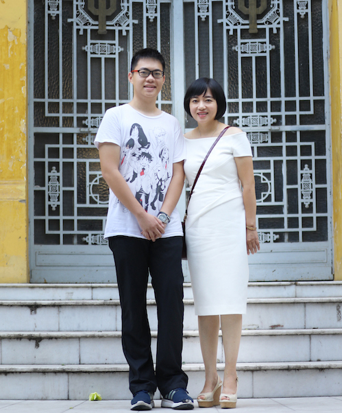 Nguyễn Hoàng Minh và mẹ, dược sĩ Phạm Thanh Thủy, Giám đốc Công ty TNHH Thương mại Botania.