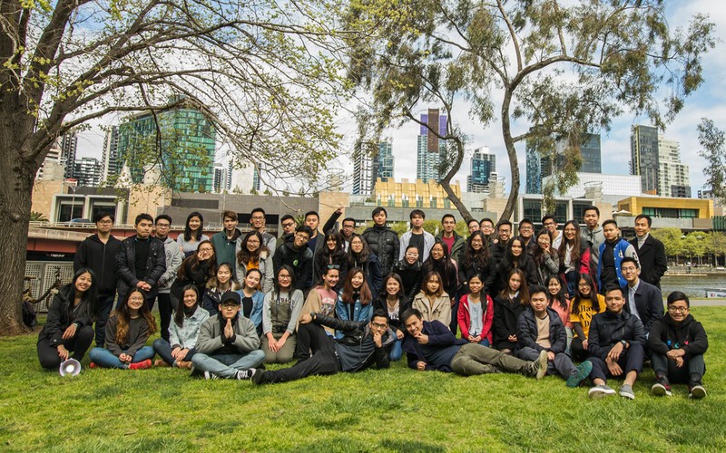 Các bạn sinh viên Việt Nam là thành viên của Hội sinh viên Việt Nam tại Đại học Melbourne. Nguồn IVSUM.