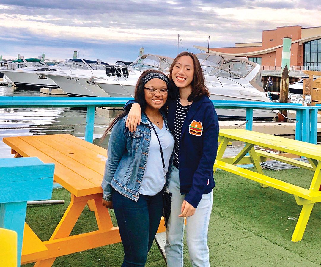 Ngô Thu Vân (phải) - du học sinh tại Canada vào tháng 9/2019, khi dịch Covid-19 chưa bùng phát. (Ảnh: Cindy Nguyen)