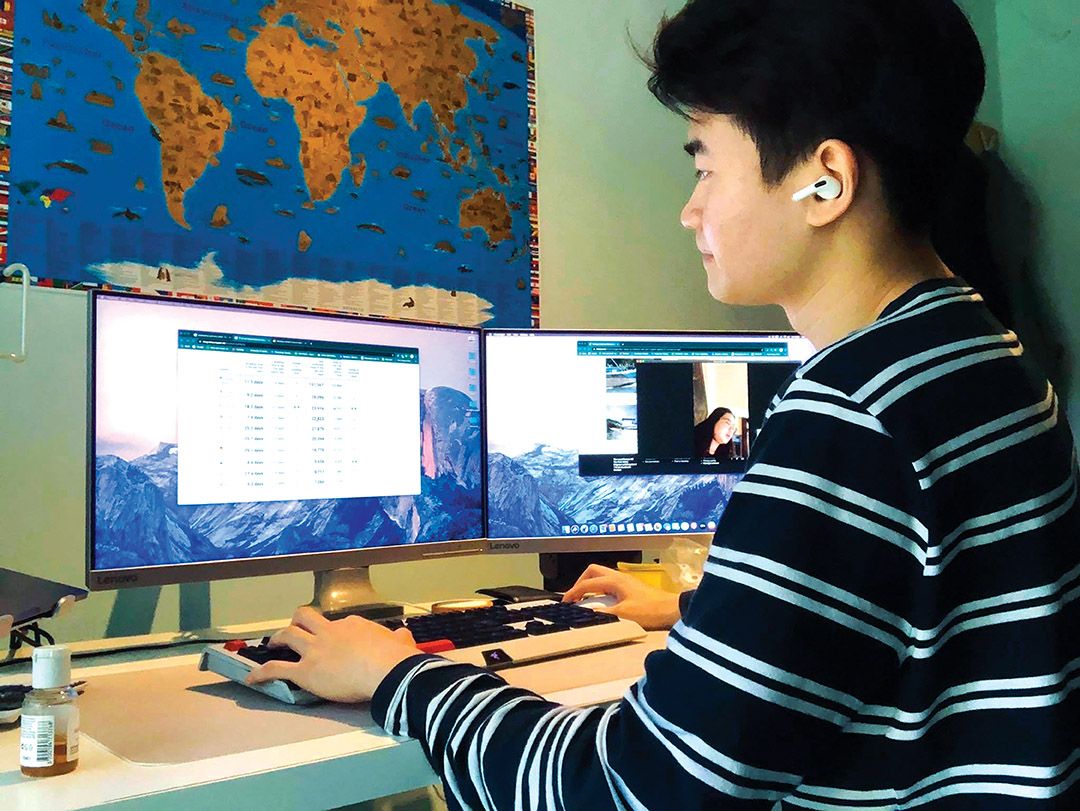 Lê Trung Đức, du học sinh tại Đức đang tra cứu và cập nhật tình hình dịch bệnh.