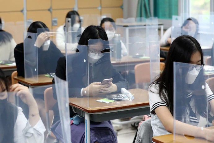 Một lớp học tại Trường trung học Jeonmin ở Daejeon, Hàn Quốc.