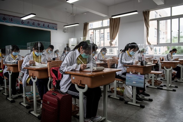 Học sinh trung học phổ thông tại thành phố Vũ Hán, tỉnh Hồ Bắc, Trung Quốc, ngồi học tại bàn học được lắp vách ngăn.