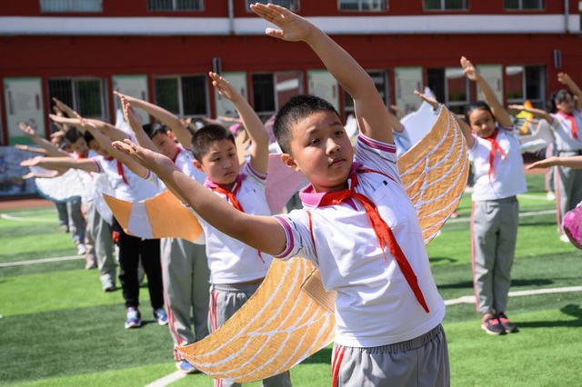 Những đôi cánh tự chế ngộ nghĩnh được học sinh một trường học ở Hạnh Hoa Lĩnh, thành phố Thái Nguyên đeo ngày trở lại trường học.