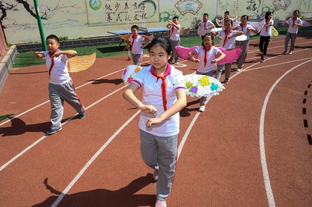 Những sáng kiến giúp học sinh đảm bảo khoảng cách an toàn đang được áp dụng ở nhiều trường học.